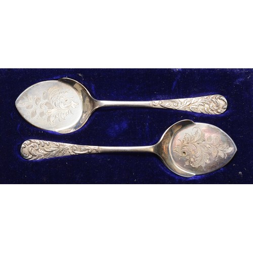 86 - A cased set of electroplated silver fish flatware, together with a cased set of sliver plated teaspo... 