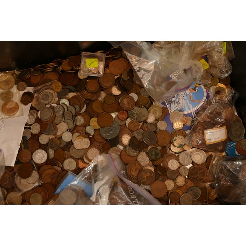 89 - A quantity of British coinage, pre-decimal and decimal, to include Commonwealth and world coinage. A... 