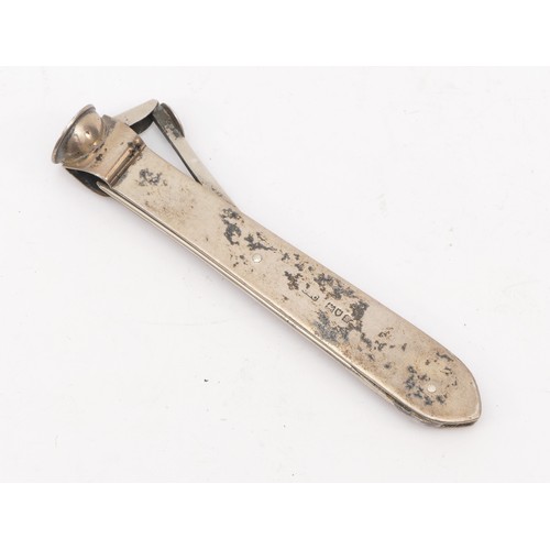 42 - A silver cigar piercer, London 1913, 10.5cm.