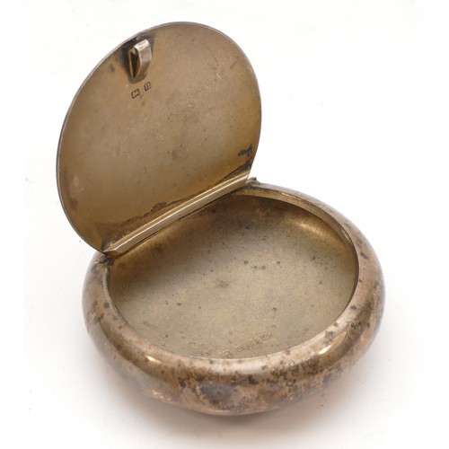 44 - A silver circular tobacco box, Birmingham 1912, 8cm, 88gm