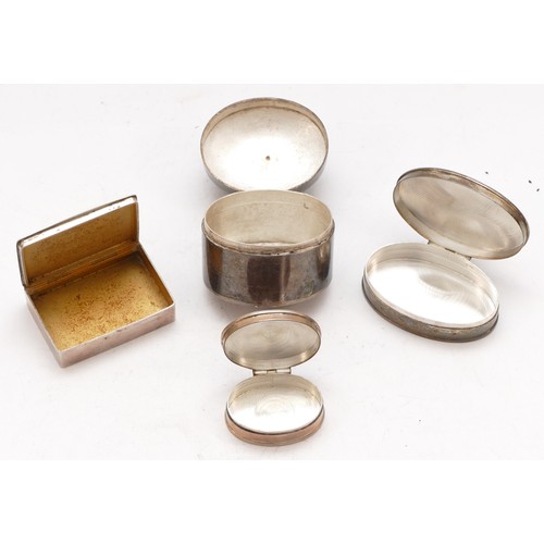 88 - A silver snuff box, Birmingham 1960, 4 x 3cm, two silver pill boxes and an unmarked silver and malac... 