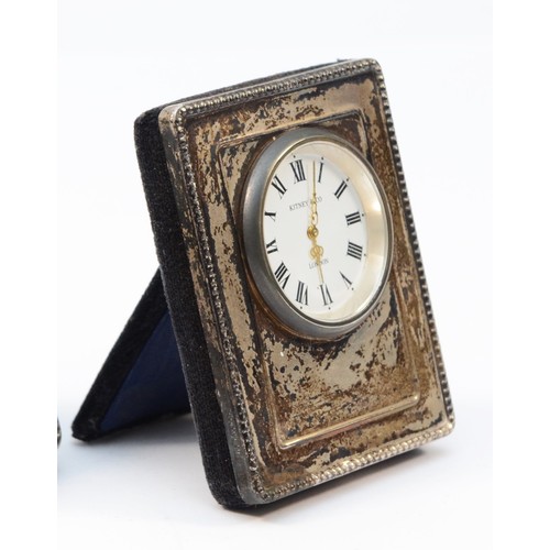 104 - A silver mounted quartz desk clock, London 1993, 6.5 x 5cm.