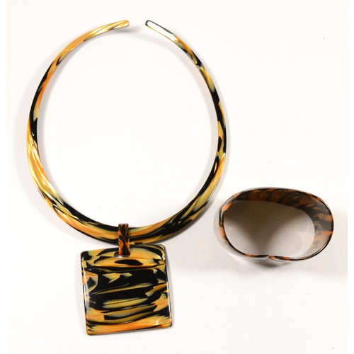 156 - A mid 20th century, possibly lucite (acrylic plastic), necklace and bracelet