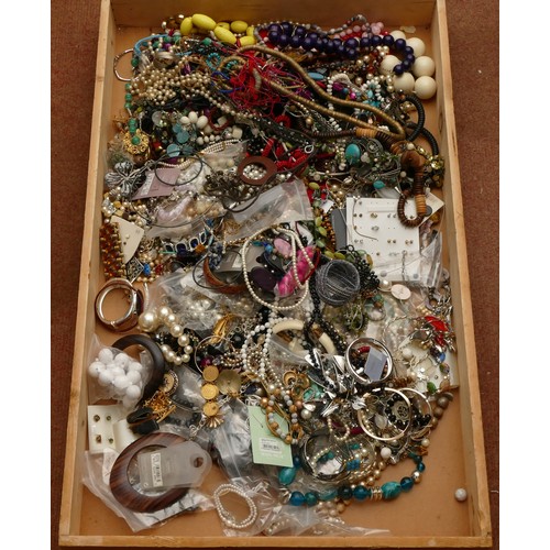 158 - Approximately 10kg of costume jewellery.