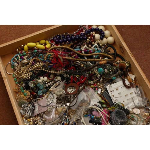 158 - Approximately 10kg of costume jewellery.