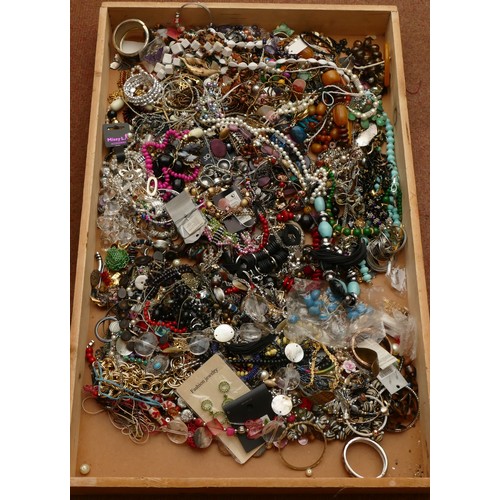 159 - Approximately 10kg of costume jewellery.