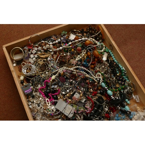 159 - Approximately 10kg of costume jewellery.