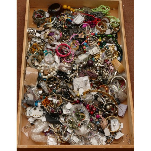 160 - Approximately 10kg of costume jewellery.