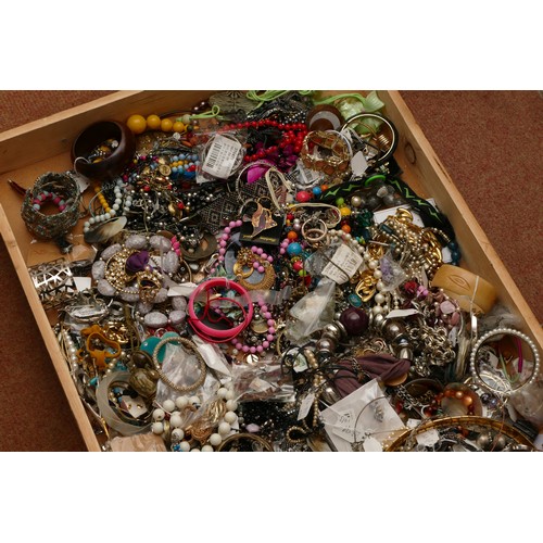 160 - Approximately 10kg of costume jewellery.