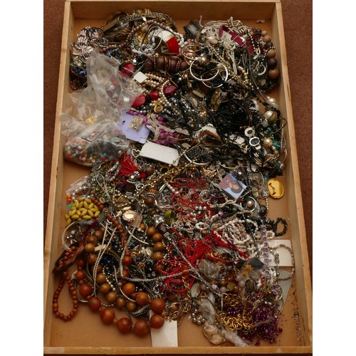 161 - Approximately 10kg of costume jewellery.