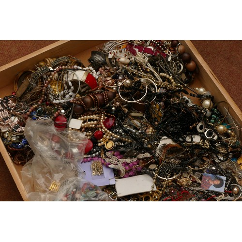 161 - Approximately 10kg of costume jewellery.