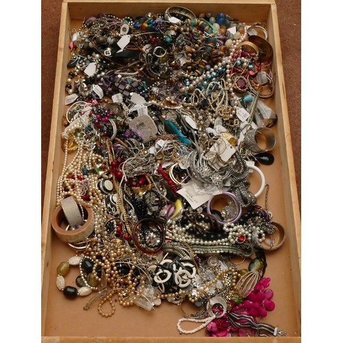 162 - Approximately 10kg of costume jewellery.