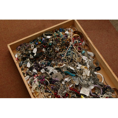 162 - Approximately 10kg of costume jewellery.