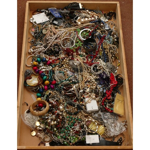 163 - Approximately 10kg of costume jewellery.