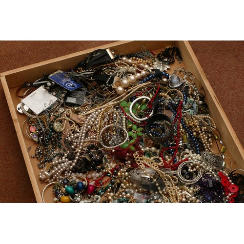 163 - Approximately 10kg of costume jewellery.