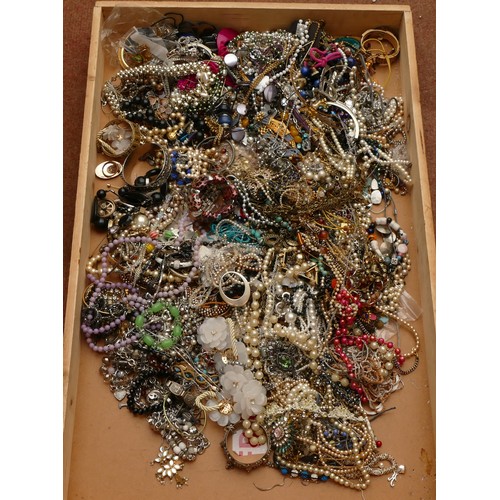 164 - Approximately 10kg of costume jewellery.