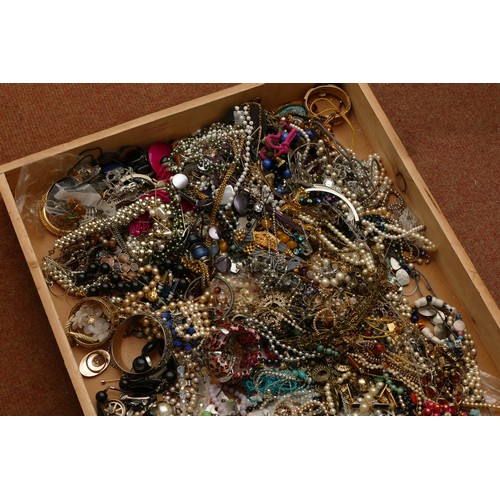 164 - Approximately 10kg of costume jewellery.