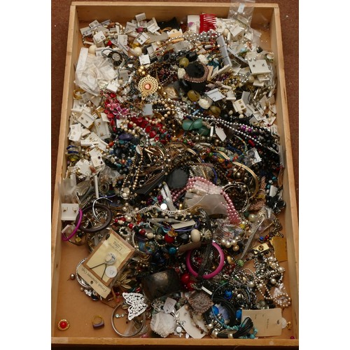 165 - Approximately 10kg of costume jewellery.