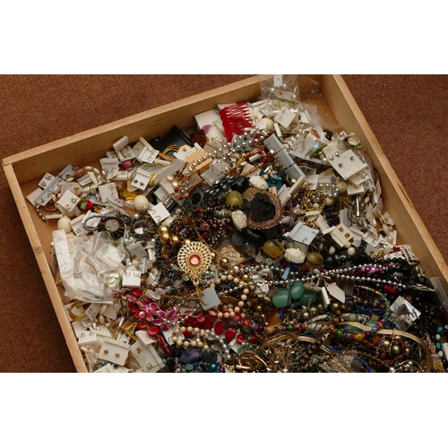 165 - Approximately 10kg of costume jewellery.