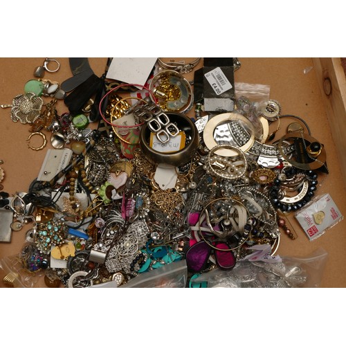 166 - Approximately 10kg of costume jewellery.