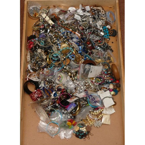 167 - Approximately 10kg of costume jewellery.