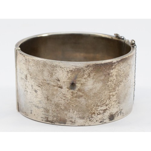 204 - A silver hinged bangle, Birmingham 1938, 58 x 55mm, 31mm wide, 52gn