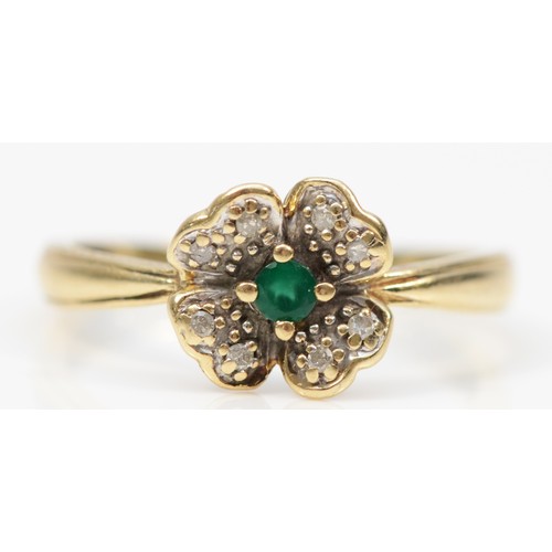 259 - A 9ct gold emerald and diamond clover dress ring, M, 1.3g