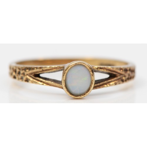 260 - A 9ctg old vintage opal dress ring with patterned spilt shoulders, Q, 1.8g