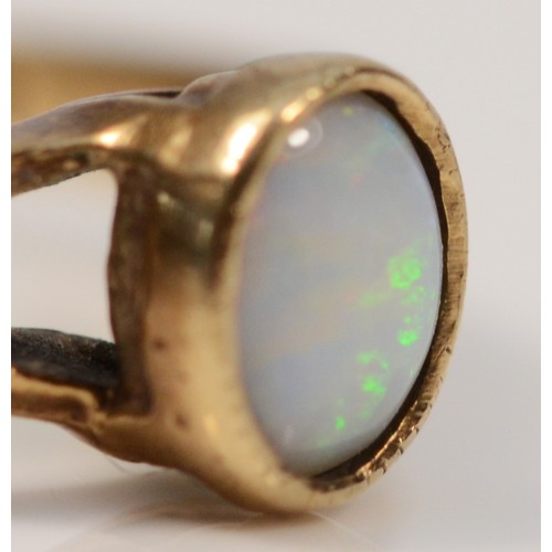 260 - A 9ctg old vintage opal dress ring with patterned spilt shoulders, Q, 1.8g