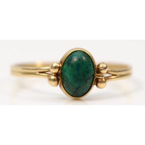 262 - A 9ct gold malachite dress ring, bezel set, M, 1g