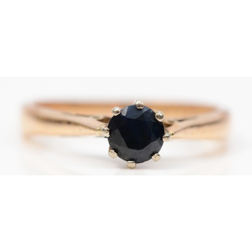 279 - A 9ct gold sapphire solitaire ring, claw set, M, 2.2g