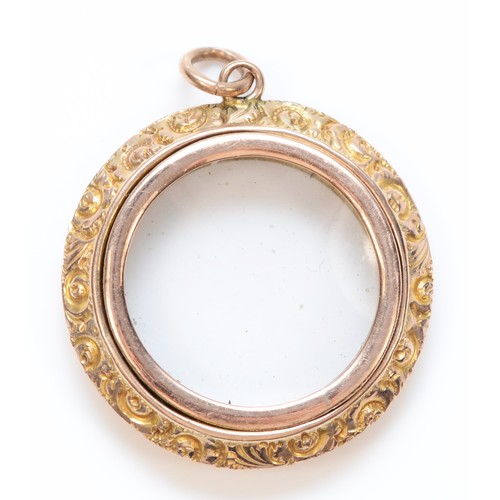 289 - A 9ct gold antique patterned locket pendant, 30mm diameter, 6.3g