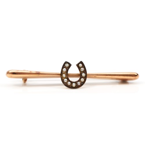 302 - A 9ct gold antique seed pearl horseshoe bar brooch, 40mm across, 1.2g