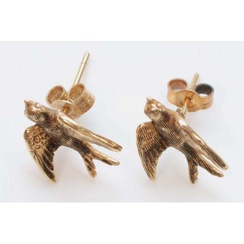 313 - A pair of 9ct gold vintage bird stud earrings with scroll backs, 15mm, 2.7g