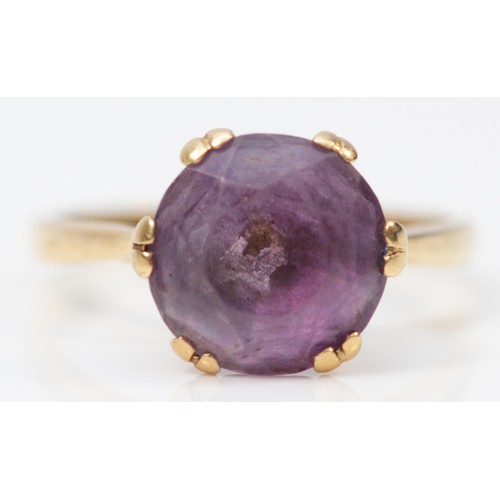 318 - A 9ct gold vintage amethyst dress ring, claw set, P, 3g