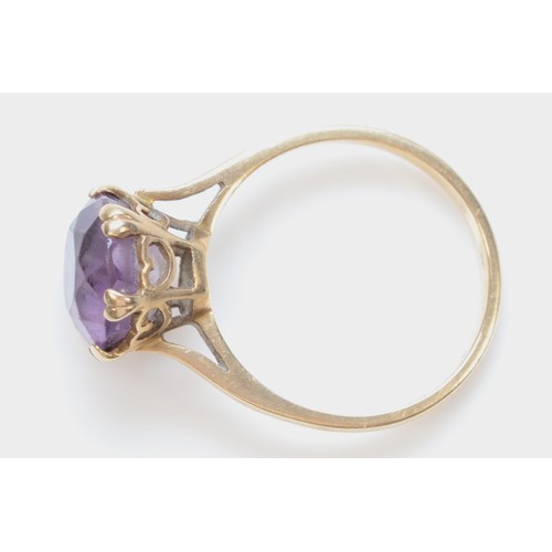 318 - A 9ct gold vintage amethyst dress ring, claw set, P, 3g