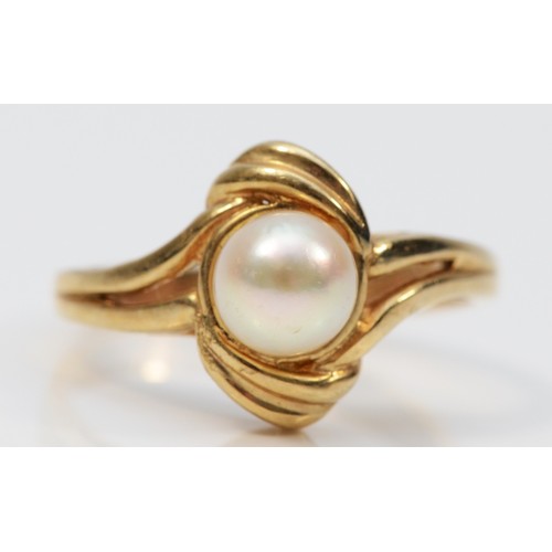 319 - A 9ct gold cultured pearl dress ring, K 1/2, 3g