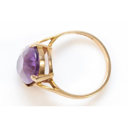 336 - A 9ct gold vintage oval cut amethyst dress ring, M, 3.4g