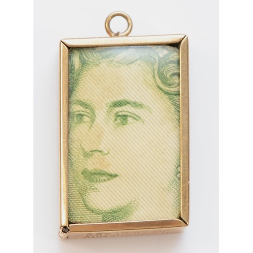 339 - A 9ct gold vintage bank note charm, in case of emergency break glass engraved to the bottom, 23mm x ... 