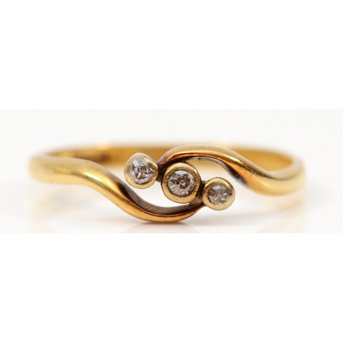 351 - An 18ct gold vintage diamond three stone ring, Q 1/2, 2.5g