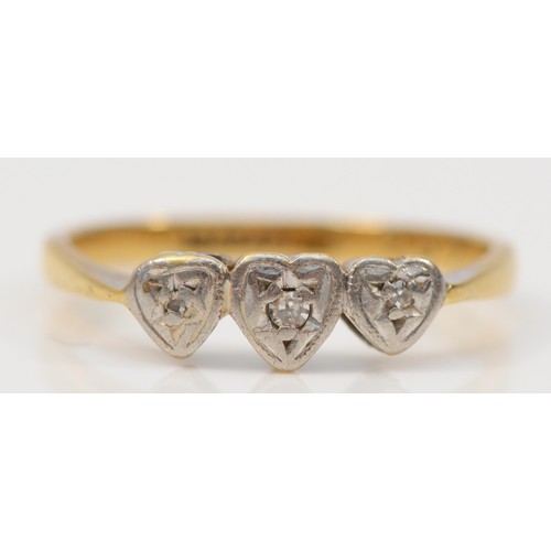 352 - An 18ct gold and platinum vintage diamond heart shaped ring, L, 2.1g