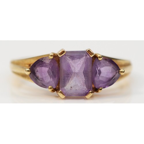 360 - A 9ct gold amethyst three stone ring, M, 2.3g