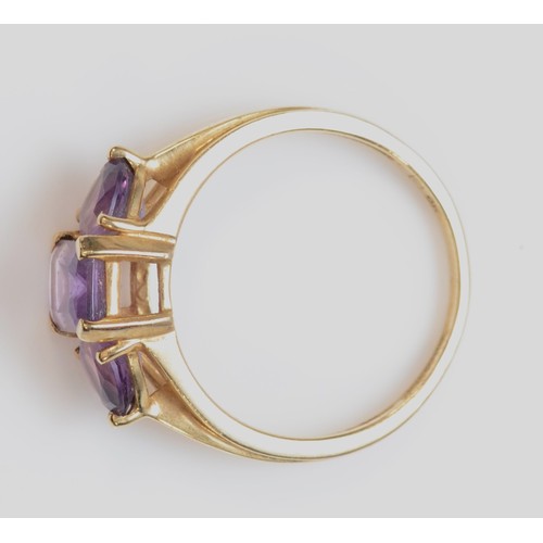 360 - A 9ct gold amethyst three stone ring, M, 2.3g