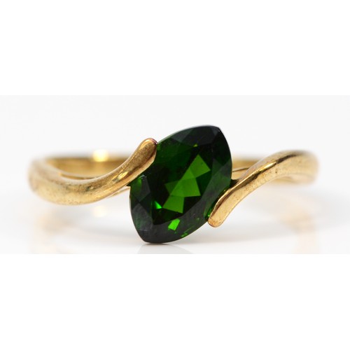 411 - A 9ct gold marquise cut diopside dress ring, T, 2.1g