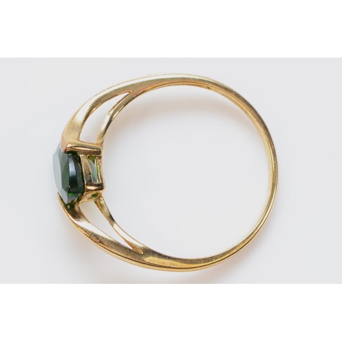 411 - A 9ct gold marquise cut diopside dress ring, T, 2.1g