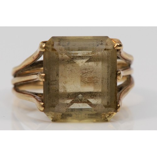 559 - A 9ct gold vintage citrine dress ring, Q 1/2, 5.6g