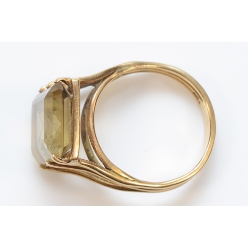 559 - A 9ct gold vintage citrine dress ring, Q 1/2, 5.6g