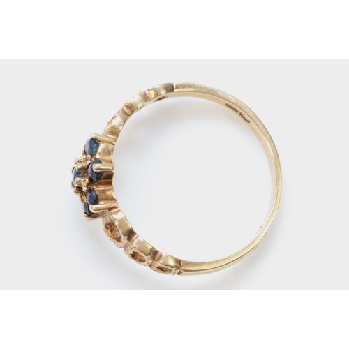 560 - A 9ct gold sapphire cluster ring with bark effect shoulders, London 1976, M, 2g