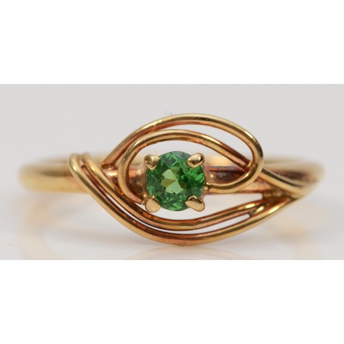 564 - A 9ct gold green garnet dress ring, claw set, N, 2.7g