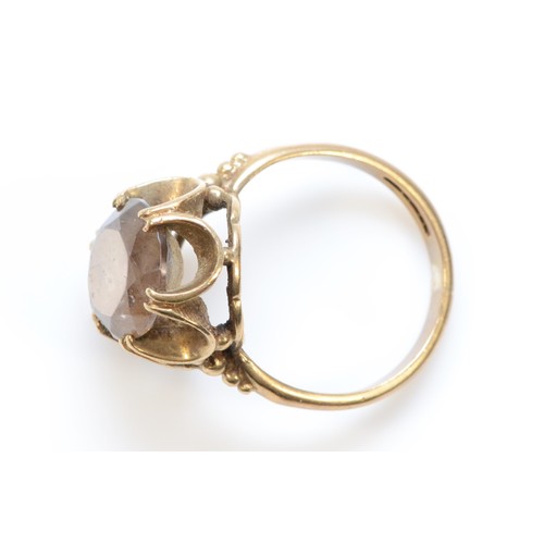 570 - A 9ct gold vintage oval cut smokey quartz dress ring, J, 3.2g